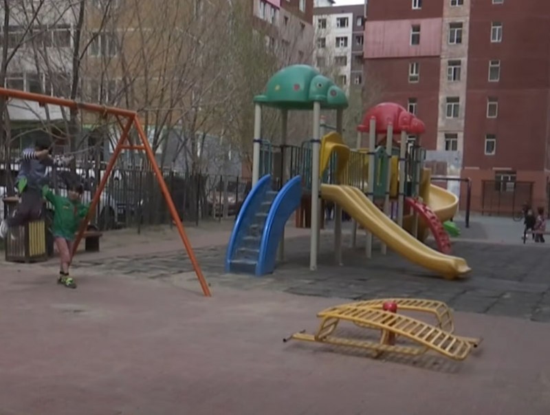 Хүүхдүүд аюулгүй тоглоомын талбайд тоглох хүсэлтэй байдаг