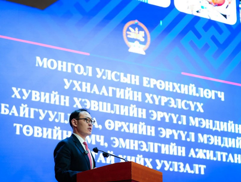 Эрүүл мэндийн сайд эмнэлгийн ажилтнуудтай уулзалт зохион байгууллаа