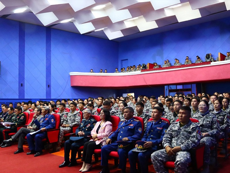 Алба хаагчидтай уулзалт хийж, илтгэл танилцууллаа