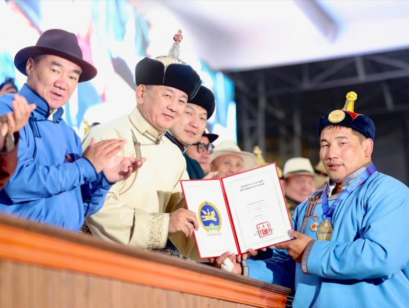 Үндэсний их баяр наадмын хүчит бөхийн барилдаанд Б.Орхонбаяр түрүүлж, Улсын даян аварга цол хүртлээ
