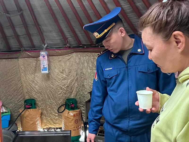 Онцгой байдлын алба хаагчид хяналт шалгалт хийж, заавар зөвлөмж хүргэн ажиллаж байна
